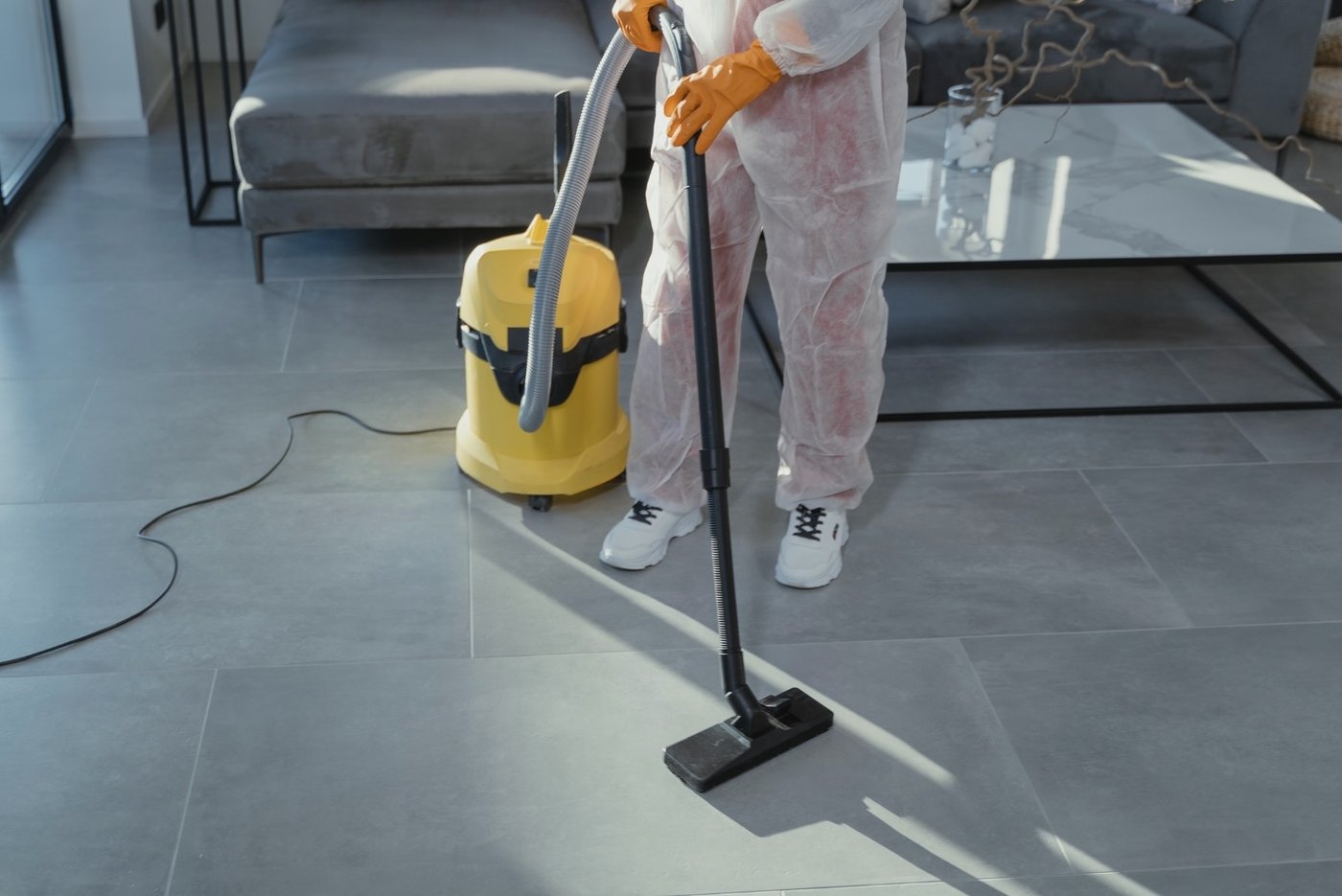 Técnico usando equipo de extracción profesional